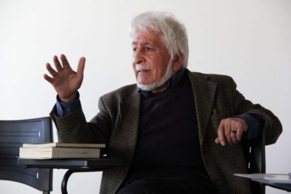 "No hay en nuestra historia chilena un hombre o una mujer que haya tenido una preocupación cultural, social, política, ideológica tan importante como Gabriela Mistral", enfatiza el poeta y ensayista, Jaime Quezada.